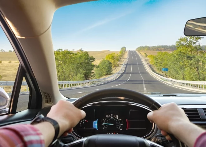 Жители Латвии стали меньше ездить на своих машинах из-за роста цен на топливо