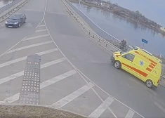 VIDEO: Daugavpilī velosipēdists notriec sievieti, kas paliek guļam, un aizlaižas. Viņš uz karstām pēdām tiek tvarstīts