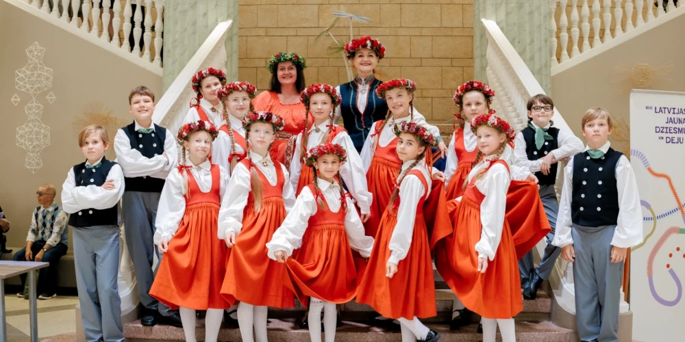 Koncerts vienā vakarā apvienos vairākas paaudzes, atmiņas un jaunu sākumu, apliecinot, ka “Knīpas un Knauķi” ir ne tikai bērnu vokālā studija, bet arī spilgta Latvijas kultūras tradīcija.