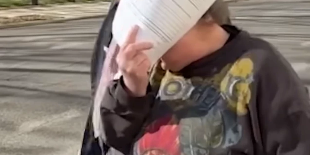 Mjuriella Miščaka atstāj tiesas ēku (ekrānuzņēmums no video)