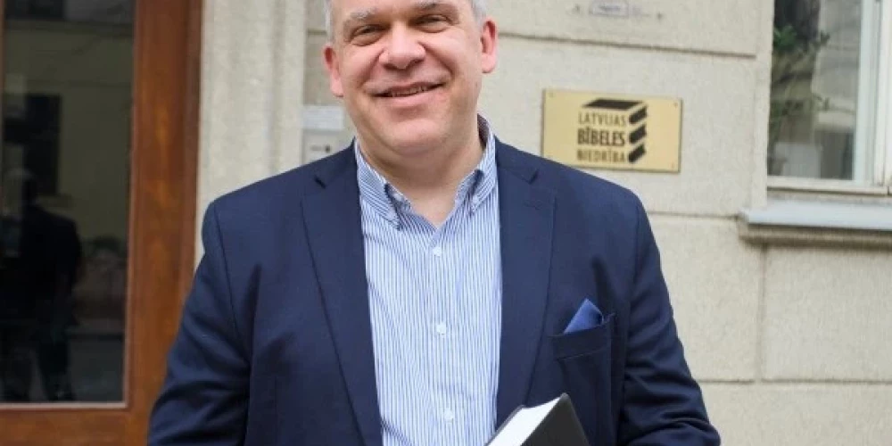 Pēteris Eisāns pie sarūpēto dāvanu kravas, gatavojoties ceļam uz bēgļu nometni Austrumos (2017. gads).