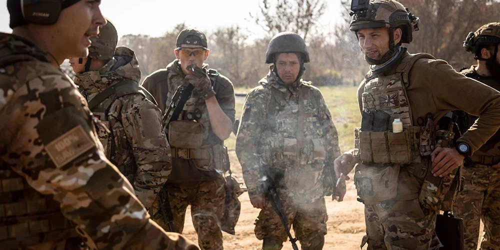 Ukrainas karavīri piedalās militārajās mācībās netālu no frontes līnijas Doneckas apgabalā.