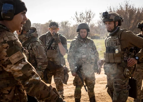 Ukrainas karavīri piedalās militārajās mācībās netālu no frontes līnijas Doneckas apgabalā.