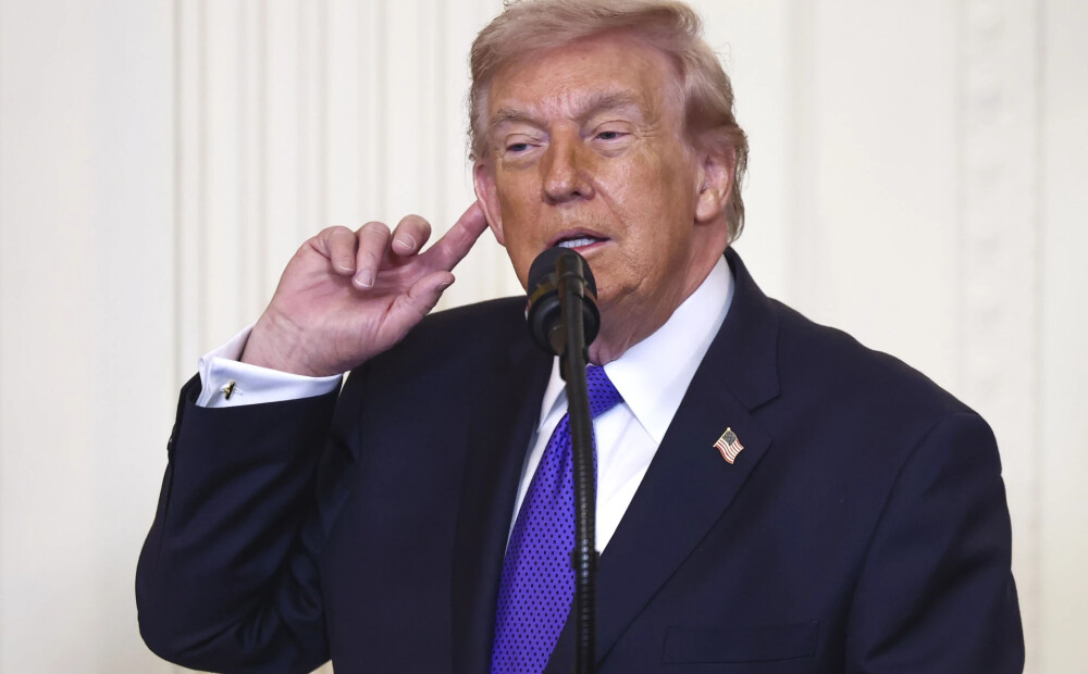 Tramps draud izstāties no NATO un izsmej britus: 