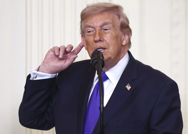 Tramps draud izstāties no NATO un izsmej britus: "Jūs esat pārāk veci!"