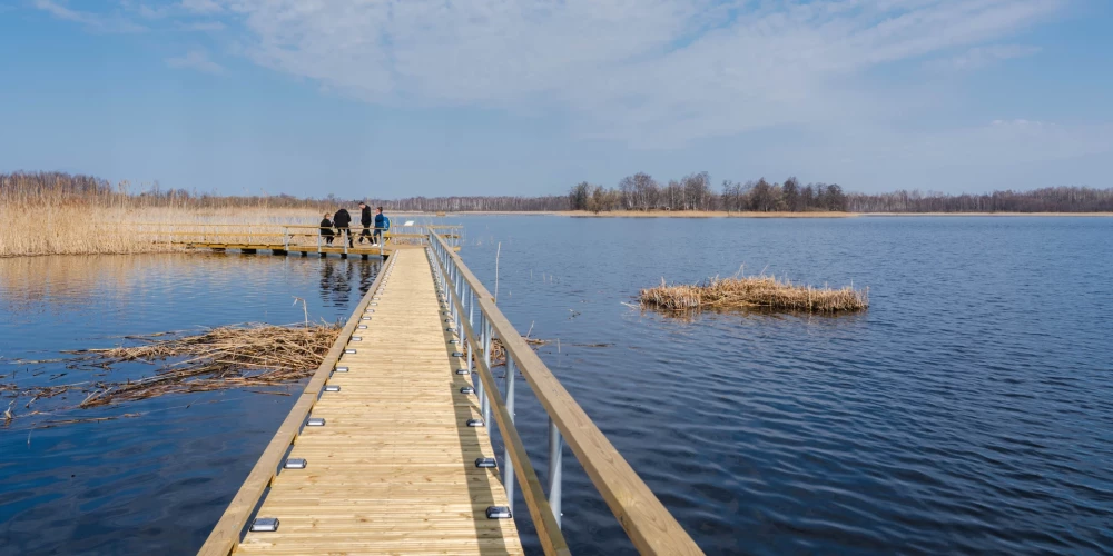 В Виляке открыли современную понтонную дорожку с выходом к острову и руинам замка.