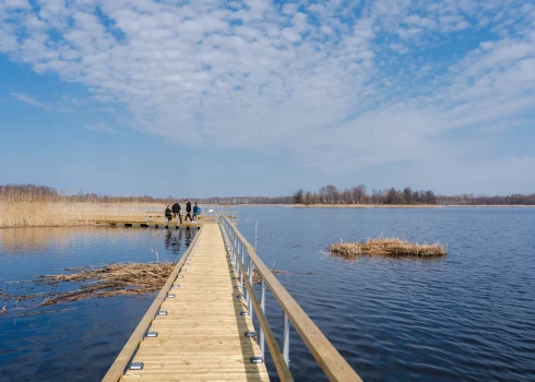 В Виляке открыли современную понтонную дорожку с выходом к острову и руинам замка.