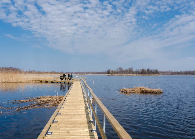 ФОТО: открыт новый туристический объект - самая длинная в Латвии понтонная прогулочная дорожка