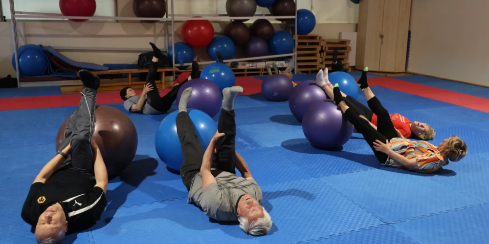 Senioru vingrošana palīdz uzturēt sevi formā, palīdz gan stājai, gan visam ķermenim, bet kopumā — uzlabojas pašsajūta, ir vairāk enerģijas.