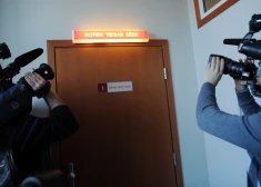Viens brīvībā, otrs paliek aiz restēm: tiesa pieņem lēmumu skaļajā 1,5 miljonu IT iepirkumu afērā
