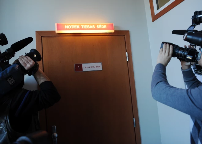 Viens brīvībā, otrs paliek aiz restēm: tiesa pieņem lēmumu skaļajā 1,5 miljonu IT iepirkumu afērā