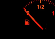 К населению Латвии хотят обратиться с призывом поменьше ездить на машинах и пореже летать на самолетах