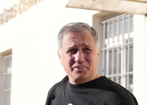 Informācijas tehnoloģiju (IT) iepirkumu krimināllietā iesaistītais "Corporate Solutions" uzņēmumu grupas īpašnieks un vadītājs Aigars Ceruss atstāj Rīgas centrālcietumu pēc apcietinājuma atcelšanas, kur aizdomās par krāpšanos 1,5 miljonus eiro vērtos IT iepirkumos aizturēja 21 personu.