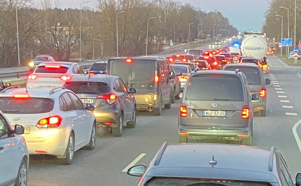VIDEO: avārijas dēļ uz Brīvības gatves izveidojies pamatīgs sastrēgums