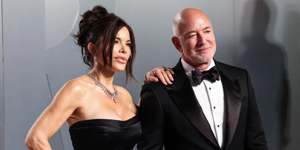Lorēna Sančesa un Džefs Bezoss "Vanity Fair" rīkotajā "Oskaru" ballītē šā gada 15. martā.