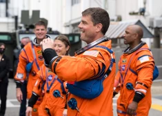 VIDEO. Tas ir noticis! Pēc 54 gadu pārtraukuma cilvēki atkal lido uz Mēnesi, startējot kosmosa kuģim "Artemis 2"