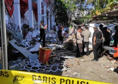 Indonēziju satricinājusi spēcīga 7,4 magnitūdu zemestrīce; vairākās valstīs izsludināta cunami trauksme