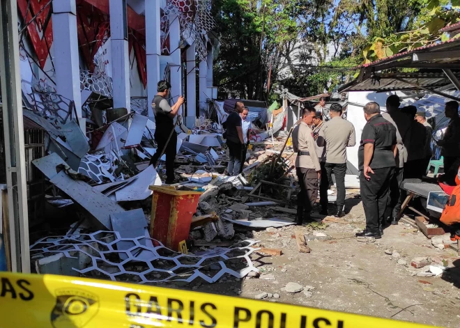 Indonēziju satricinājusi spēcīga 7,4 magnitūdu zemestrīce; vairākās valstīs izsludināta cunami trauksme