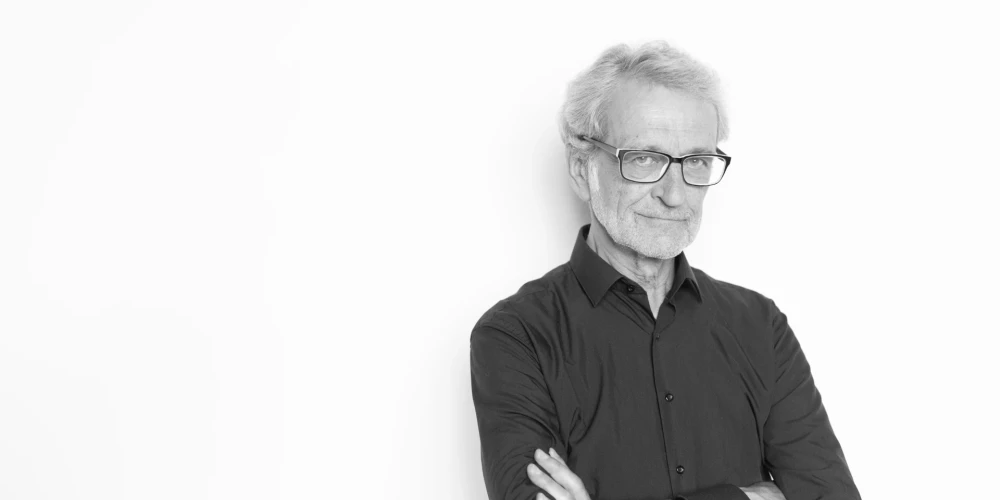 Šodien pēdējā gaitā pavada ilggadējo Latvijas Radio kora dziedātāju Kārli Bimberu.