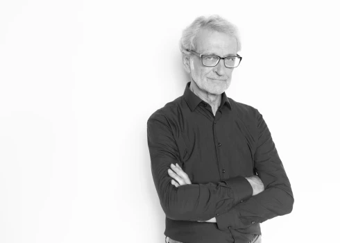 Šodien pēdējā gaitā pavada ilggadējo Latvijas Radio kora dziedātāju Kārli Bimberu.