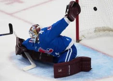 Bļugers gūst divus vārtus un kļūst par vienu no spēles labākajiem uzvarā pār NHL līderi