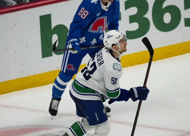 Bļugers gūst divus vārtus un kļūst par vienu no spēles labākajiem uzvarā pār NHL līderi