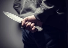 Paziņo jaunumus lietā par vīrieti, kurš ar nazi un cirvi uzbruka pašvaldības policija