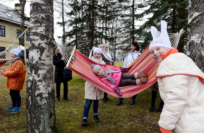 2016. gada Lieldienās Siguldā notika pirmais Šūpoļu festivāls.