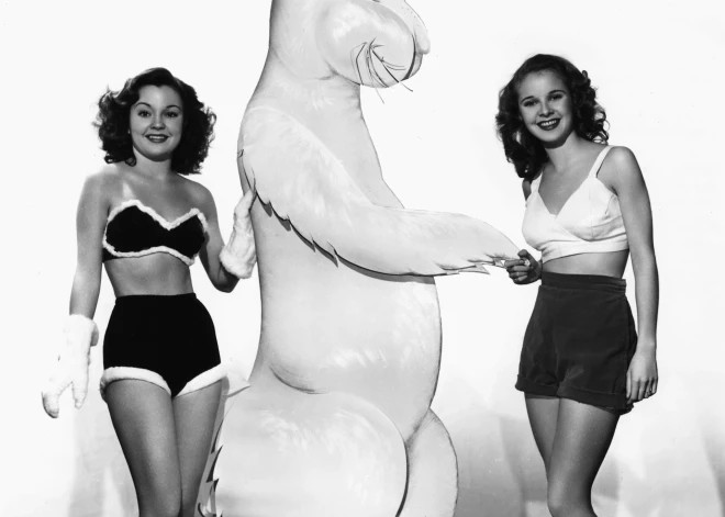 Svētku iekšu tīrīšana, pionieru iestiprināšana, nozog mūmiju ar zārku: pārsteidzošā Lieldienu simtgade