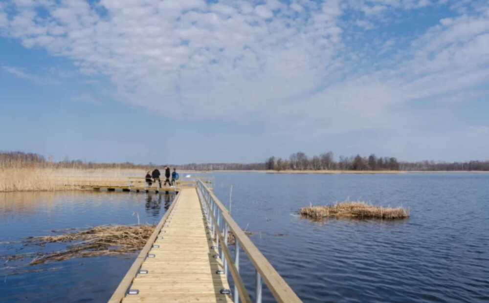FOTO: atklāts jauns tūrisma objekts - garākā pontona pastaigu taka Latvijā