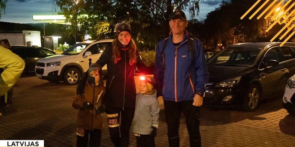 Kopā ar meitu Kristīni un un mazdēliem Cēsīs nakts orientēšanās pasākumā.