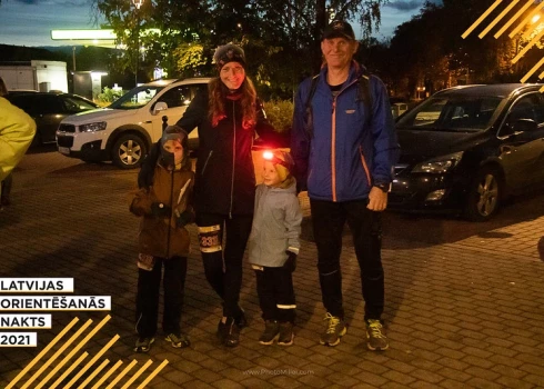 Kopā ar meitu Kristīni un un mazdēliem Cēsīs nakts orientēšanās pasākumā.
