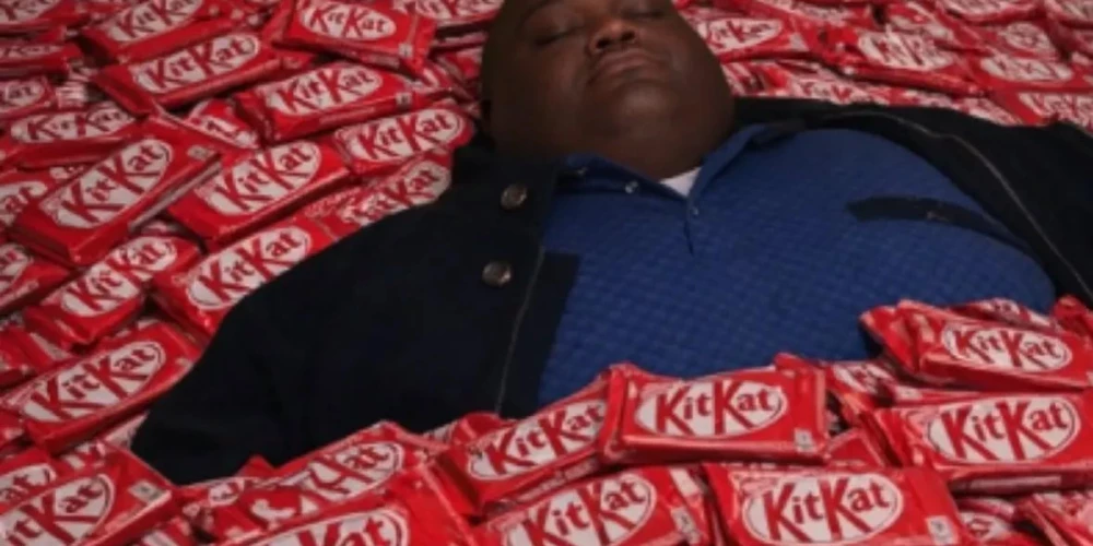 Iedzīvotāji izvirzījuši savas versijas par to, kurš vainojams "KitKat" batoniņu zādzībā.