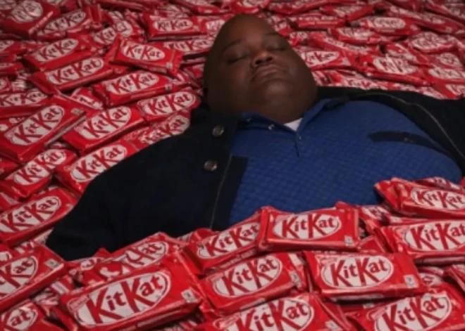 Iedzīvotāji izvirzījuši savas versijas par to, kurš vainojams "KitKat" batoniņu zādzībā.