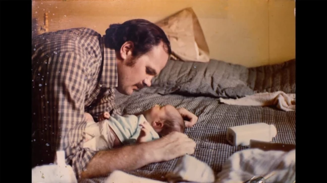 Tomass Mārkls ar jaundzimušo meitu Meganu.