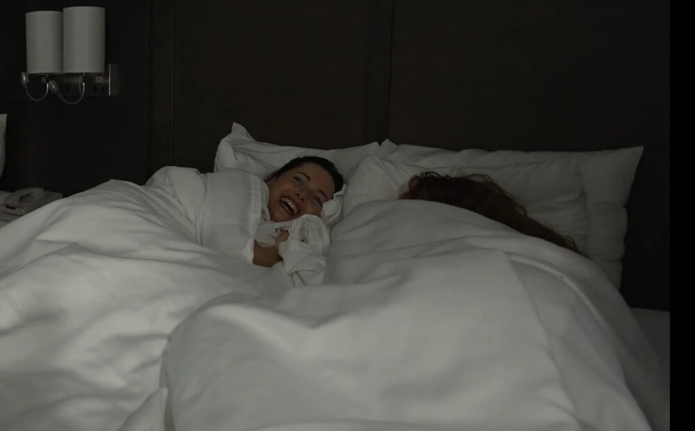 Pašmāju slavenībām ceļojumā Amerikā nākas nakti pavadīt vienā istabā - puiši vienā gultā, meitenes otrā