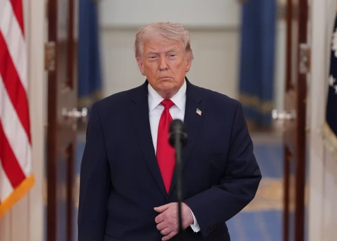 United States President Donald J Trump arrives to address the nation to give an update of the war against Iran from the Cross Hall of the White House in Washington, DC, USA, on Wednesday, April 1, 2026.

Featuring: Donald J Trump
Where: Washington, District of Columbia, United States
When: 01 Apr 2026
Credit: Alex Brandon/POOL via CNP/INSTARimages.com 
Vida Press