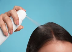 Косметолог раскрыла, как использовать сухой шампунь, чтобы не получить зуд и сухость