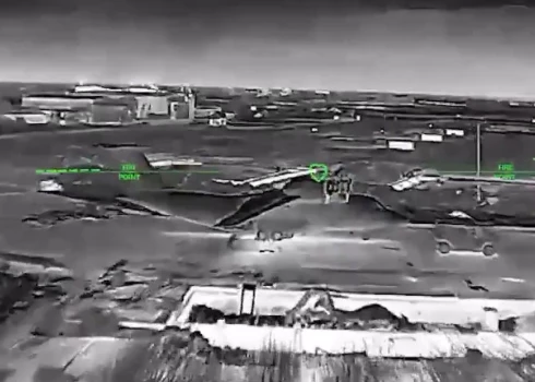 Ukrainas aizstāvju drons uzbrūk okupantu jūras patruļlidmašīnai AN-72P, kuras vērtība ir aptuveni 70 miljoni ASV dolāru. 