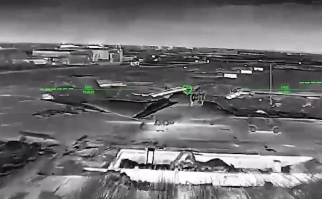 Ukrainas aizstāvju drons uzbrūk okupantu jūras patruļlidmašīnai AN-72P, kuras vērtība ir aptuveni 70 miljoni ASV dolāru. 