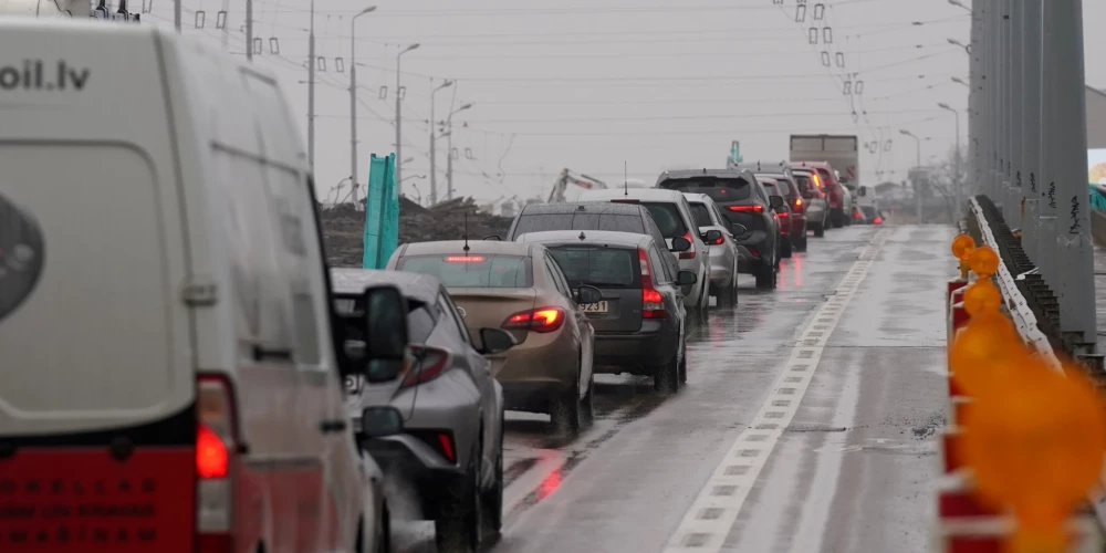 Pirms Lieldienu brīvdienām Rīgā veidojas pamatīgi sastrēgumi.