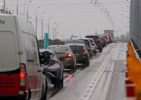 Pirms Lieldienu brīvdienām Rīgā veidojas pamatīgi sastrēgumi.