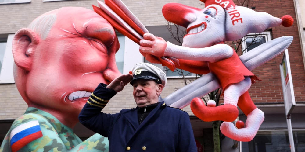 Mākslinieks Žaks Tillijs ar Krievijas diktatora Vladimira Putina skulptūru