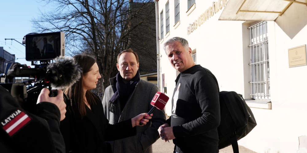 Informācijas tehnoloģiju (IT) iepirkumu krimināllietā iesaistītais "Corporate Solutions" uzņēmumu grupas īpašnieks un vadītājs Aigars Ceruss (no labās) atstāj Rīgas centrālcietumu pēc apcietinājuma atcelšanas, kur aizdomās par krāpšanos 1,5 miljonus eiro vērtos IT iepirkumos aizturēja 21 personu.