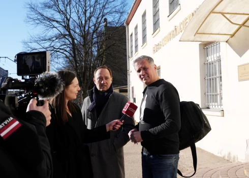 Informācijas tehnoloģiju (IT) iepirkumu krimināllietā iesaistītais "Corporate Solutions" uzņēmumu grupas īpašnieks un vadītājs Aigars Ceruss (no labās) atstāj Rīgas centrālcietumu pēc apcietinājuma atcelšanas, kur aizdomās par krāpšanos 1,5 miljonus eiro vērtos IT iepirkumos aizturēja 21 personu.