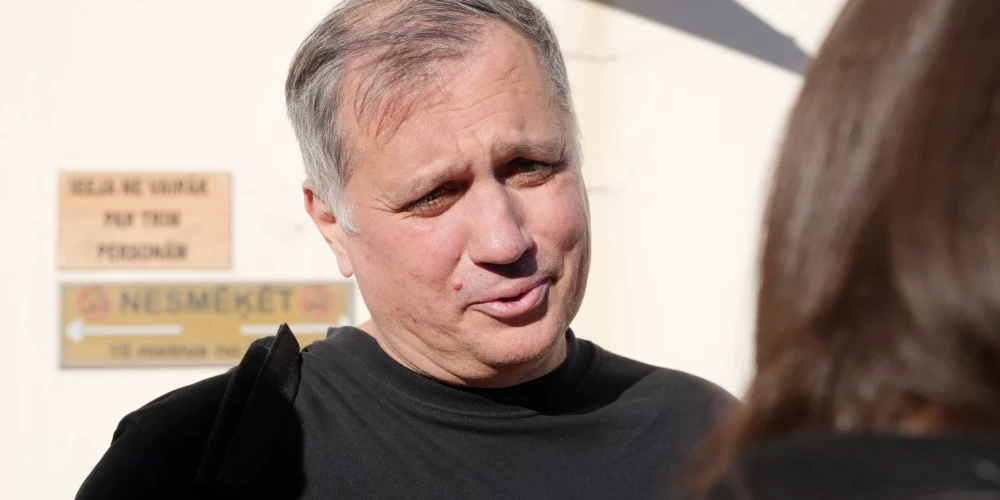 Informācijas tehnoloģiju (IT) iepirkumu krimināllietā iesaistītais "Corporate Solutions" uzņēmumu grupas īpašnieks un vadītājs Aigars Ceruss atstāj Rīgas centrālcietumu pēc apcietinājuma atcelšanas, kur aizdomās par krāpšanos 1,5 miljonus eiro vērtos IT iepirkumos aizturēja 21 personu.