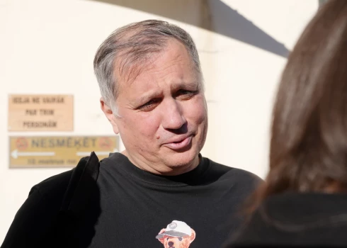 Informācijas tehnoloģiju (IT) iepirkumu krimināllietā iesaistītais "Corporate Solutions" uzņēmumu grupas īpašnieks un vadītājs Aigars Ceruss atstāj Rīgas centrālcietumu pēc apcietinājuma atcelšanas, kur aizdomās par krāpšanos 1,5 miljonus eiro vērtos IT iepirkumos aizturēja 21 personu.