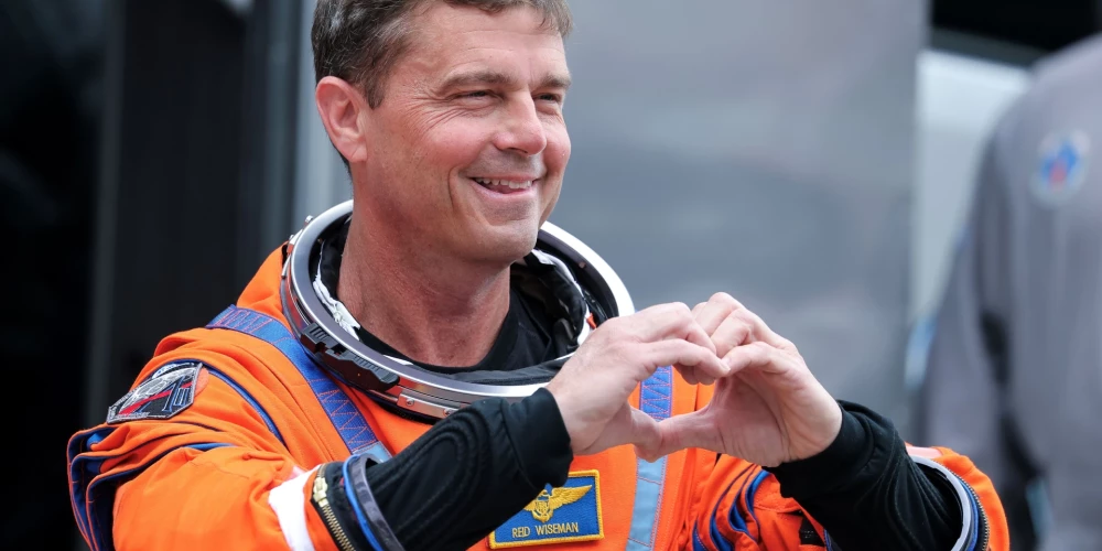 Rīds Vaizmens atvadās no tuviniekiem īsi pirms izlidošanas (foto: Scanpix / EPA)