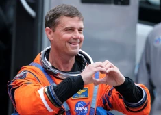 Pirms lidojuma uz Mēnesi “Artemis 2” kapteinim Vaizmenam bijusi smaga saruna ar meitām, kuras paliek vienas