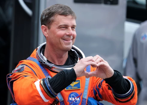 Rīds Vaizmens atvadās no tuviniekiem īsi pirms izlidošanas (foto: Scanpix / EPA)